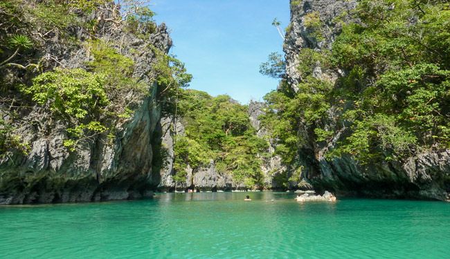 Nager dans les eaux turquoise de Small Lagoon à el Nido 